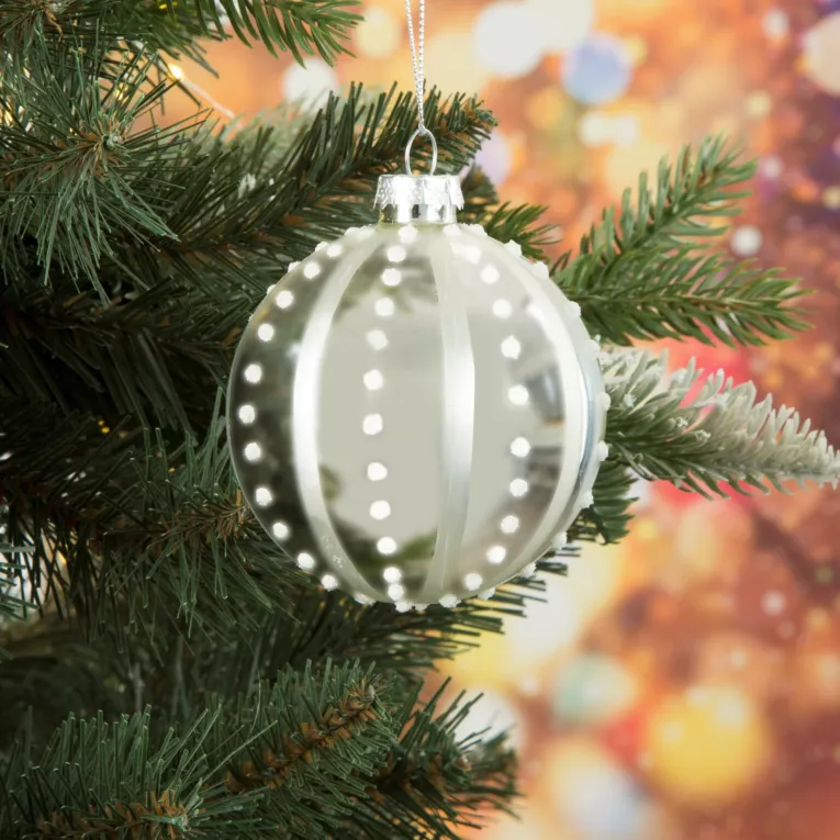 Bombka szklana zdobiona drobnymi koralikami tworząc geometryczny wzór