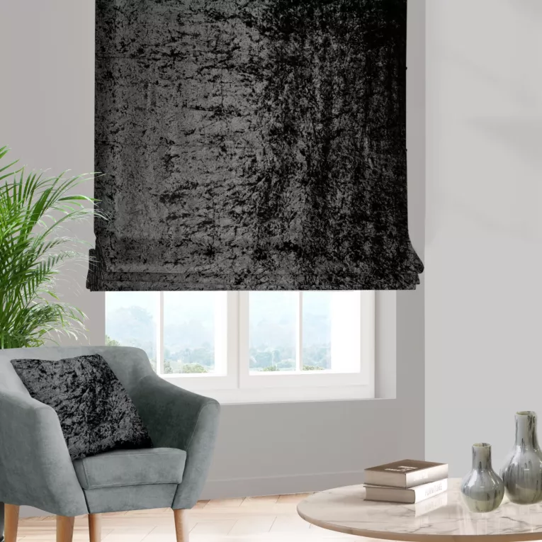 Roleta rzymska czarna z miękkiej tkaniny welwetowej z efektem kreszowania