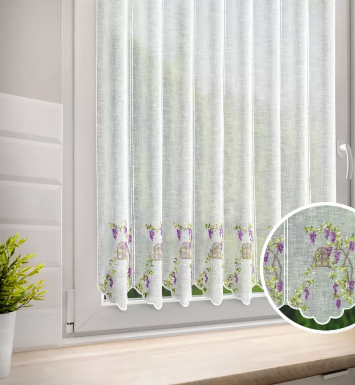 Tkanina firanowa zazdrostka z etaminy zdobiona haftem letnich pnących winogron