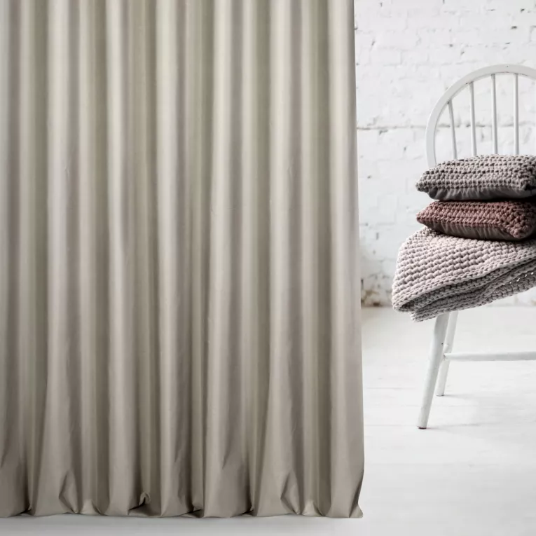 Zasłona szyta na taśmie 5 cm beżowa z gładkiej tkaniny typu Blackout zaciemniającej 100%