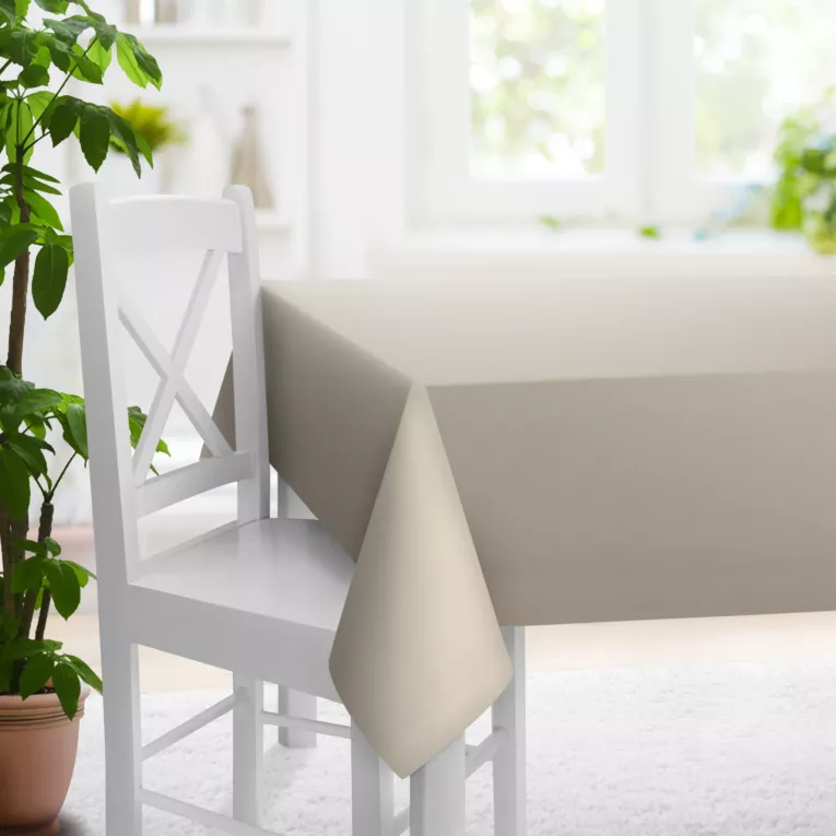 Obrus szyty jasnobrązowy z miękkiej tkaniny w drobny wzór jodełkowy