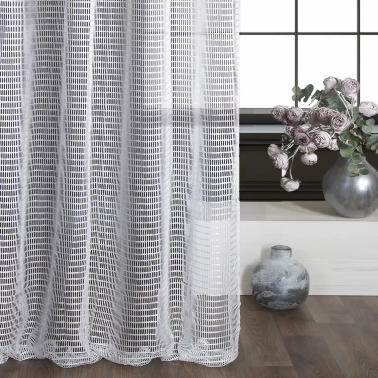 Firana gotowa ABIGAIL o strukturze delikatnej, lekko połyskującej siatki