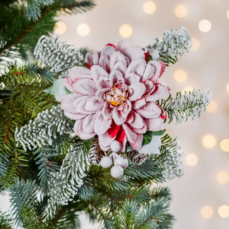 Świąteczny kwiat dekoracyjny z gałązkami obsypany śniegiem