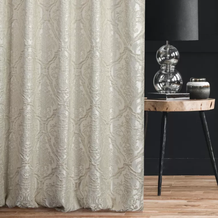 Zasłona szyta na taśmie 5 cm CASSIA kremowo srebrna z ekskluzywnej tkaniny o wypukłym wzorze ornamentowym i delikatnym połysku Italissima Eva Minge