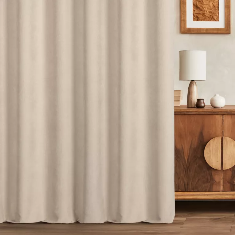 Zasłona szyta na taśmie 5 cm beżowa z miękkiej w dotyku tkaniny szenilowej