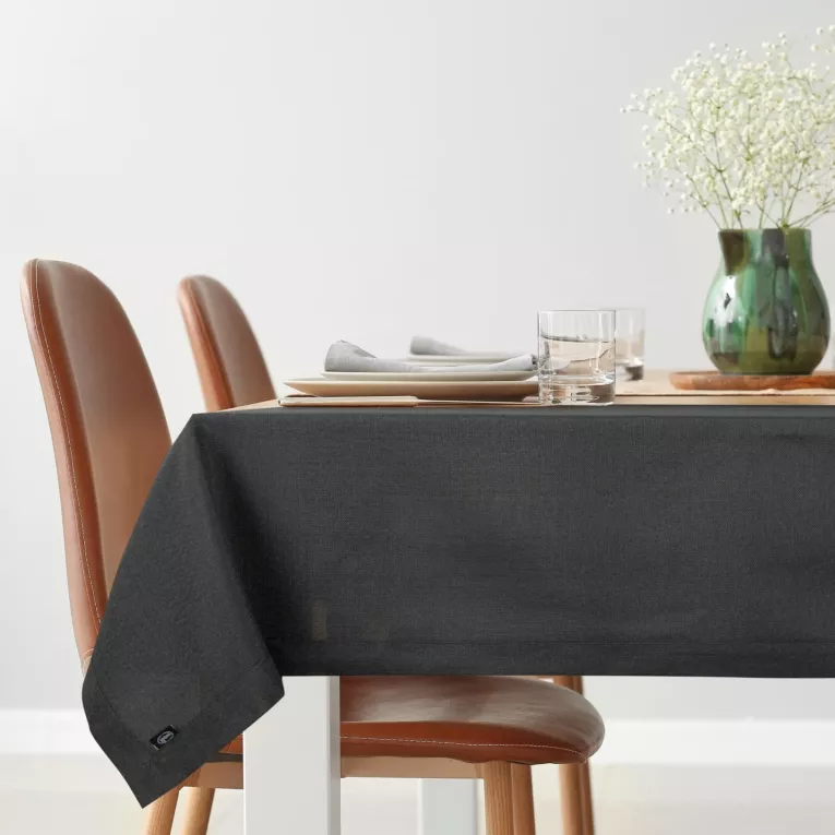 Obrus czarny 145x260 cm z tkaniny przypominającej płótno STELLA 2 z podwójną listwą na brzegach