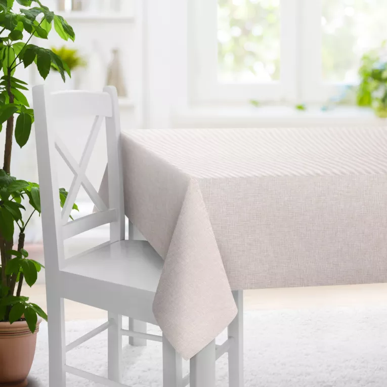 Obrus szyty CASSIA beżowy z miękkiej tkaniny o regularnym, luźnym splocie, wykończona obciążńikiem