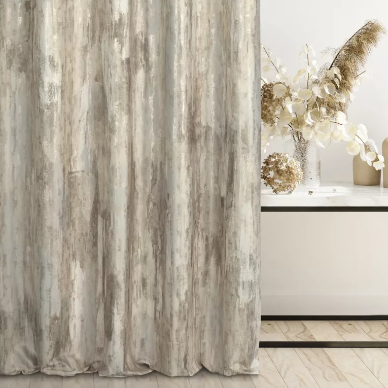 Zasłona szyta na taśmie 5 cm kremowo srebrzysta z welwetowej tkaniny z błyszczącym nadrukiem