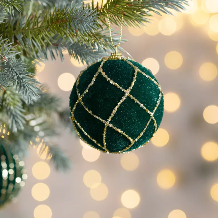 Bombka choinkowa o puszystej powierzchni ze złotym geometrycznym wzorem