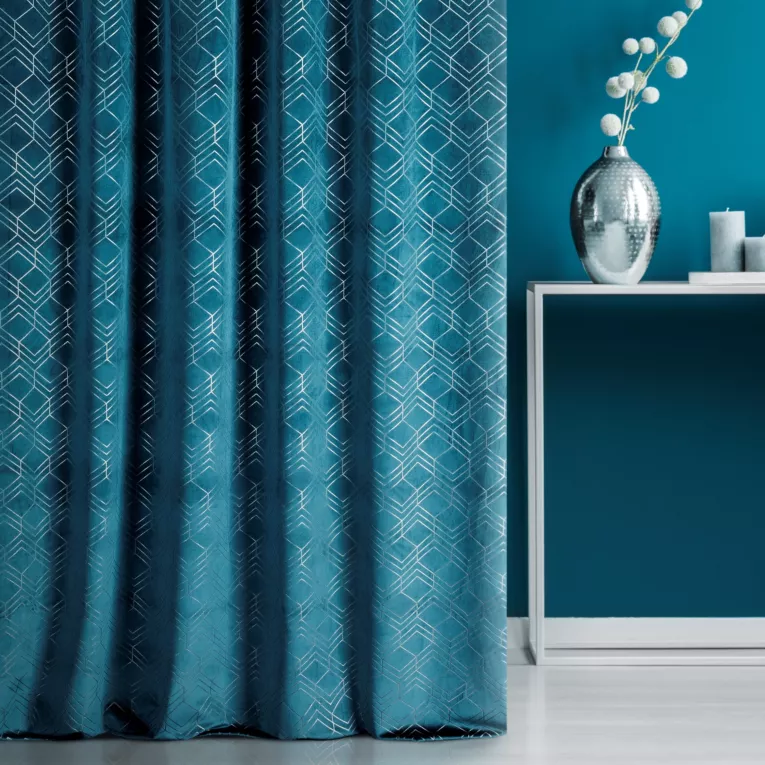 Zasłona szyta na taśmie 5 cm ISMENA ciemnoturkusowa z tkaniny welwetowej z geometrycznym błyszczącym nadrukiem