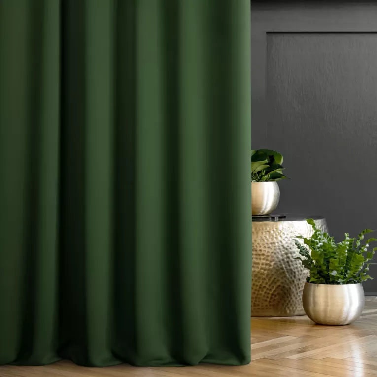 Zasłona szyta na taśmie 5 cm ciemnozielona z gładkiej tkaniny zaciemniającej typu dimout