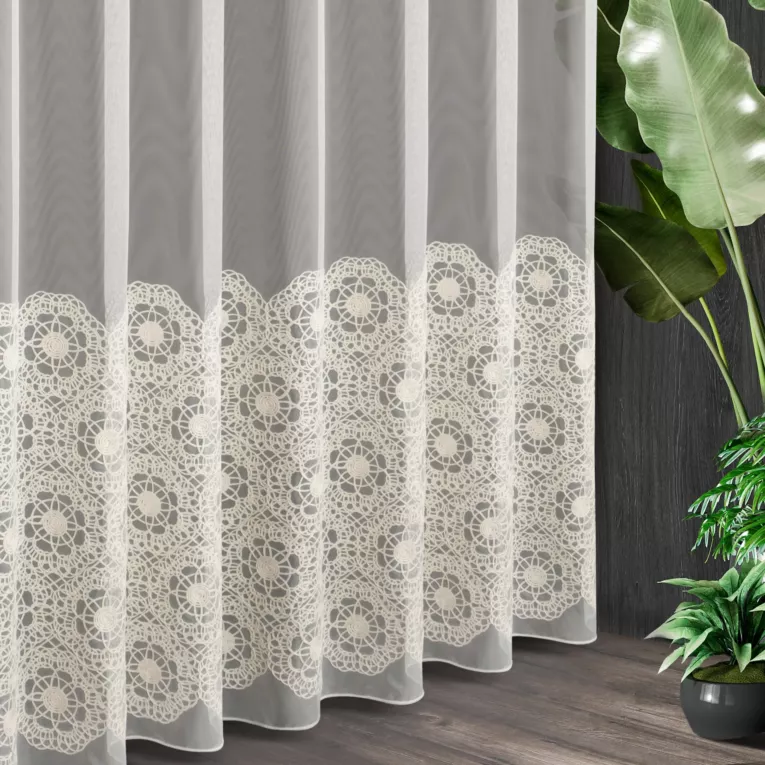 Tkanina firanowa typu peru zdobiona haftowaną aplikacją