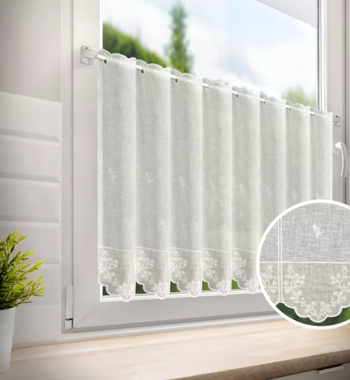 Tkanina firanowa zazdrostka z etaminy zdobiona haftem drobnych kwiatuszków