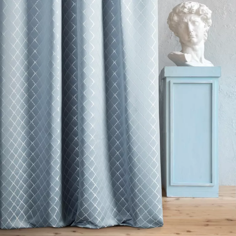 Zasłona szyta na taśmie 5 cm LANA niebieska w elegancki wzór marokańskiej koniczyny z lekkim połyskiem