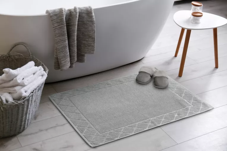 Dywanik łazienkowy MARTHA z bawełny, dobrze chłonący wodę z geometrycznym wzorem wykończony błyszczącą nicią