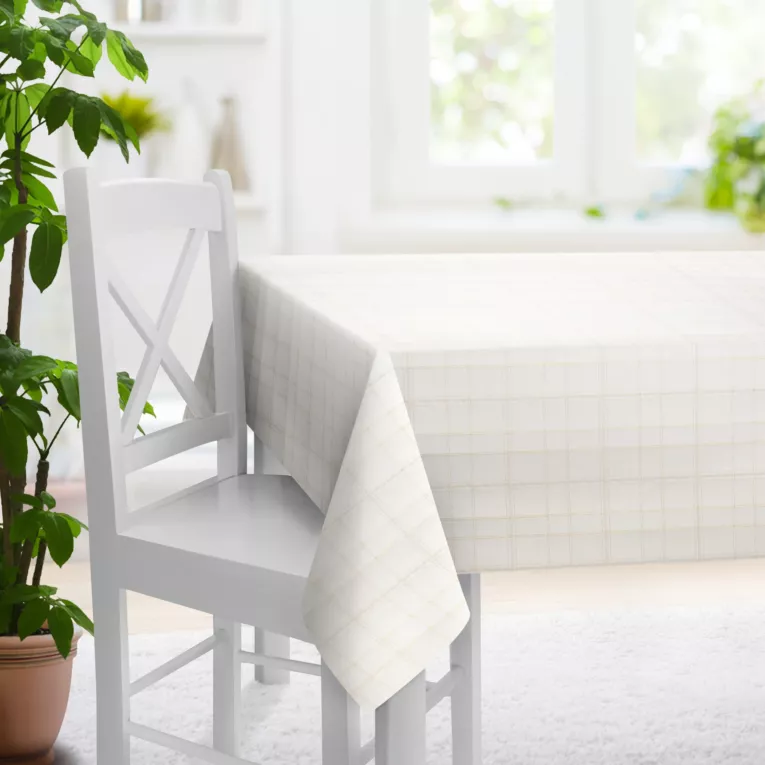 Obrus szyty kremowo złoty z gładkiej tkaniny przeplatanej błyszczącą lureksową nicią