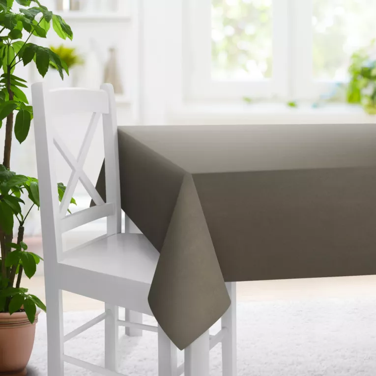 Obrus szyty ciemnobeżowy z błyszczącej tkaniny zaciemniającej