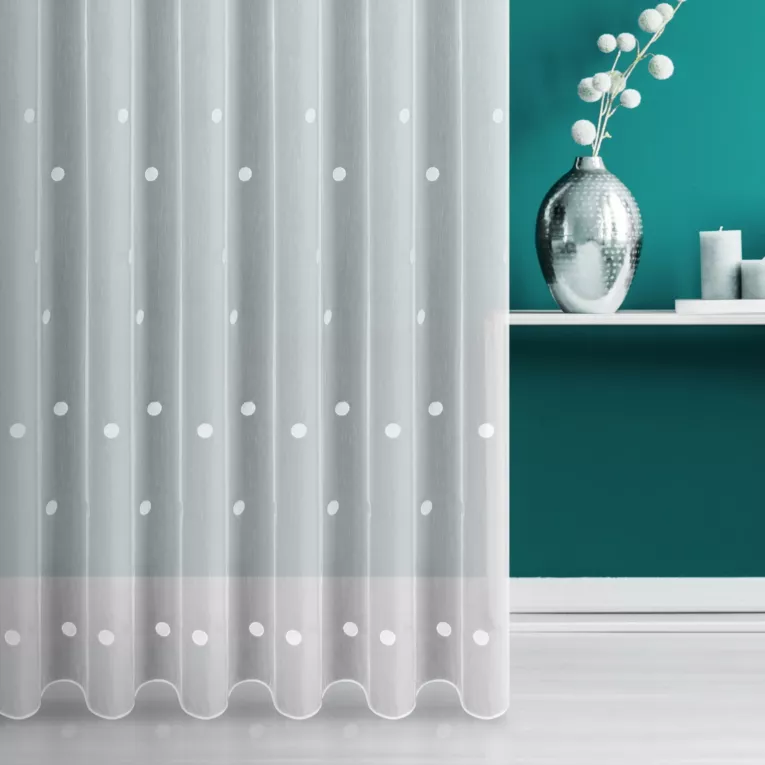 Firana szyta na flexach biała z matowej tkaniny ADEN haftowanej w duże grochy,wykończona obciążnikiem