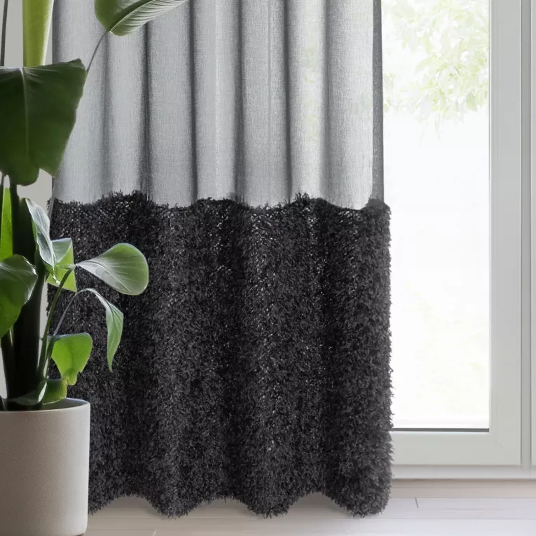 Firana czarna z etaminy zdobiona w dolnej cześci firany puszystą futrzaną aplikacją 140x270 cm taśma MARION