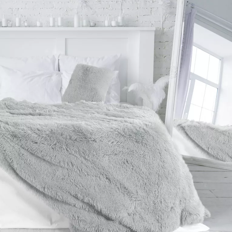 Narzuta LETTIE z miękkiego i przyjemnego w dotyku ekologicznego futerka z długim włosem