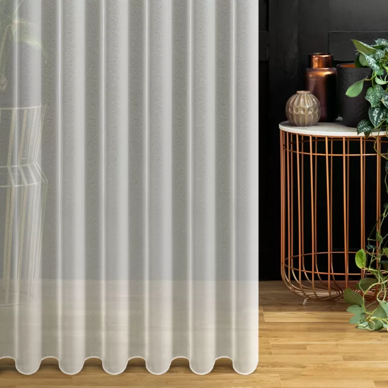 Firana szyta na taśmie 5 cm kremowa z gładkiej matowej markizety o gęstym splocie, wykończona obciążnikiem