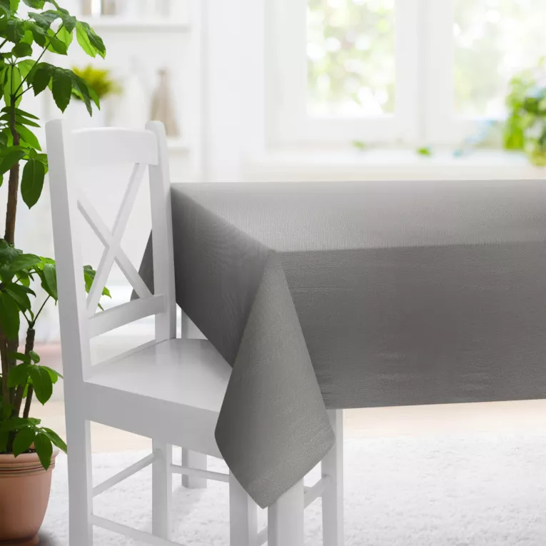 Obrus szyty stalowo srebrny z miękkiej tkaniny welwetowej z drobnym błyszczącym nadrukiem