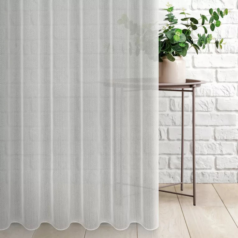 Tkanina firanowa siateczka z delikatnym połyskiem, wykończona obciążnikiem