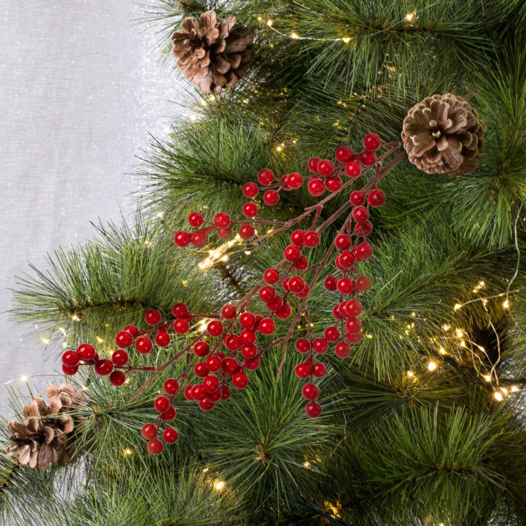 Zimowa gałązka dekoracyjna z czerwonymi jagodami