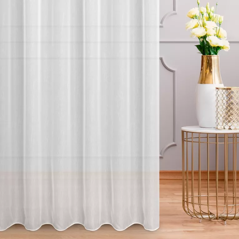 Firana szyta na taśmie 5 cm biała z miękkiej tkaniny o delikatnym efekcie deszczyku, wykończona obciążnikiem