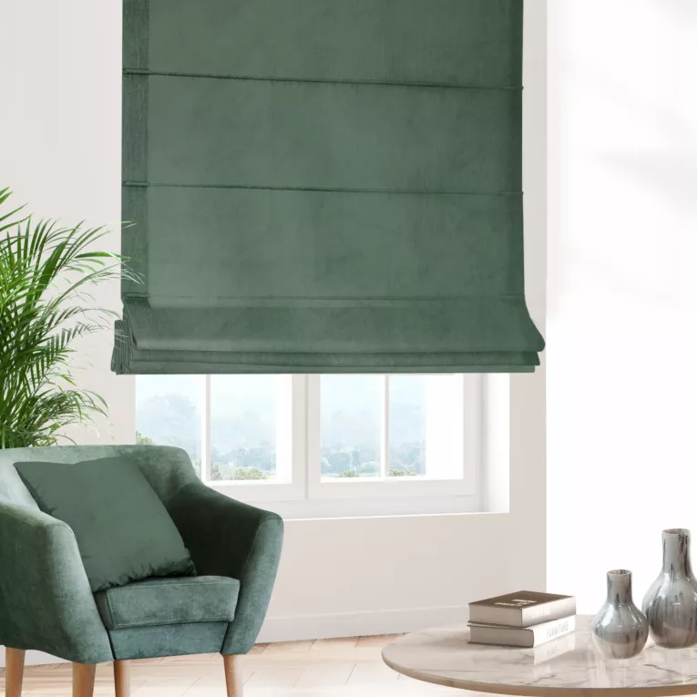 Roleta rzymska jasnozielona z grubej, matowej tkaniny welwetowej o gramaturze 380g/m2