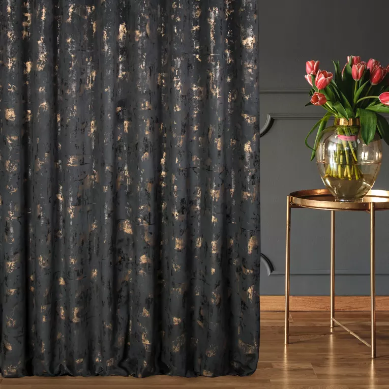 Zasłona szyta na taśmie 5 cm czarno złocista z tkaniny welwetowej zdobionej połyskującym drukiem