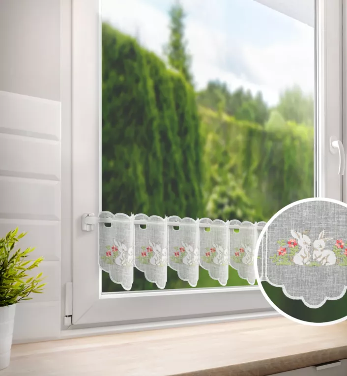 Tkanina firanowa zazdrostka zdobiona z etaminy zdobiona haftem króliczków