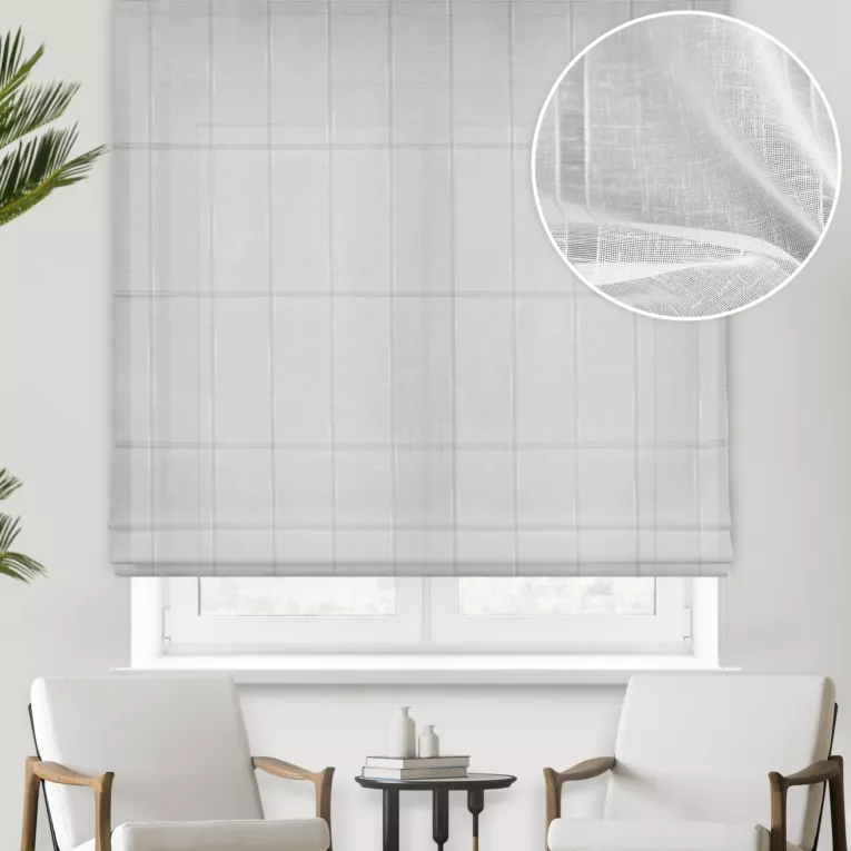 Roleta rzymska biała z matowej etaminy w pionowe pasy, wykończona obciążnikiem w stylu eko