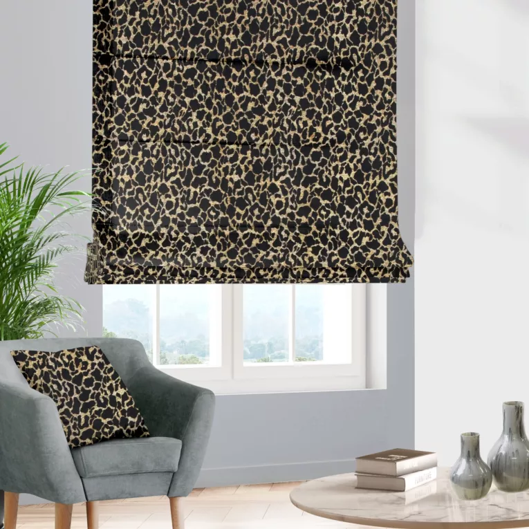 Roleta rzymska czarno złota z szenilowej tkaniny w zwierzęcy wzór przetykany błyszczącą nicią