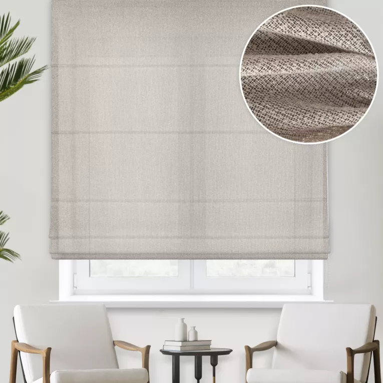 Roleta rzymska beżowa lekko połyskująca z efektem bukli, wykończona obciążnikiem