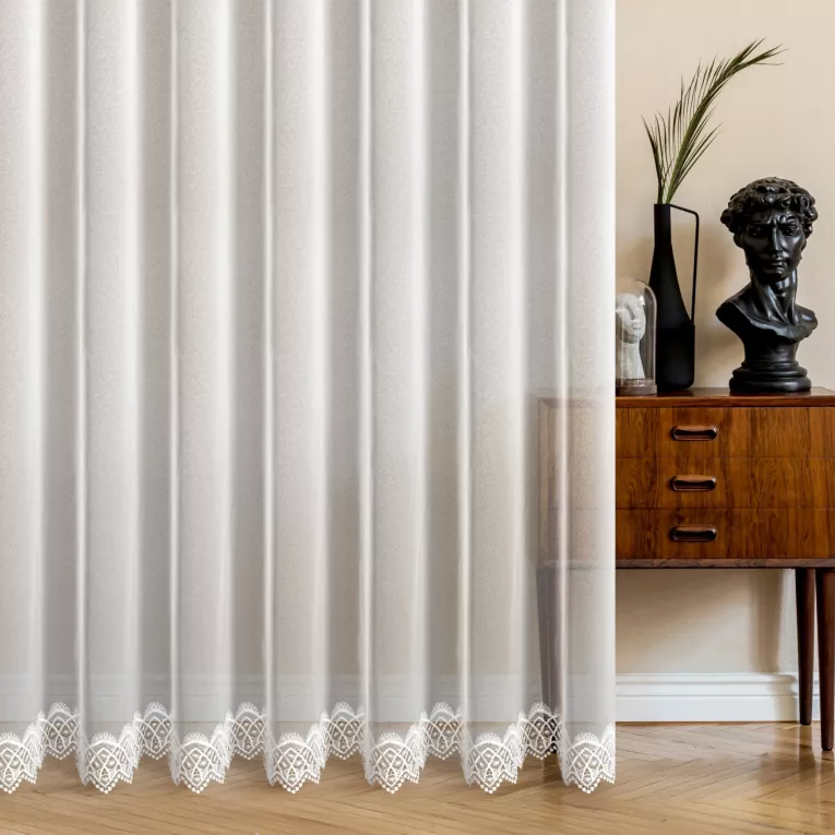 Firana szyta na taśmie 5 cm kremowa z tkaniny typu markizeta zdobionej aplikacją