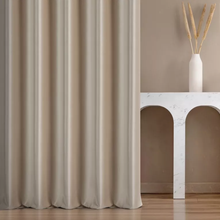 Zasłona szyta na taśmie 5 cm jasnobeżowa z miękkiej półmatowej tkaniny welwetowej