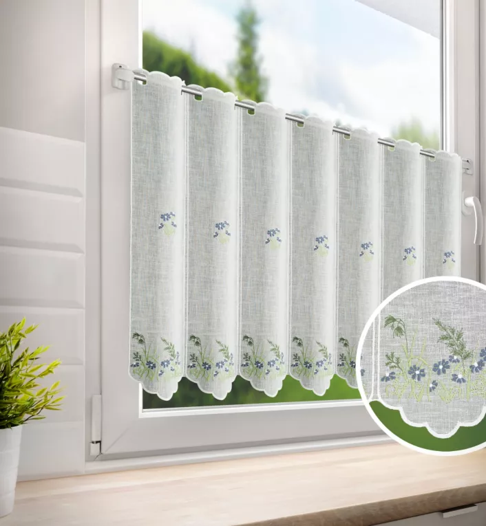 Tkanina firanowa zazdrostka z etaminy zdobiona haftem drobnych kwiatuszków