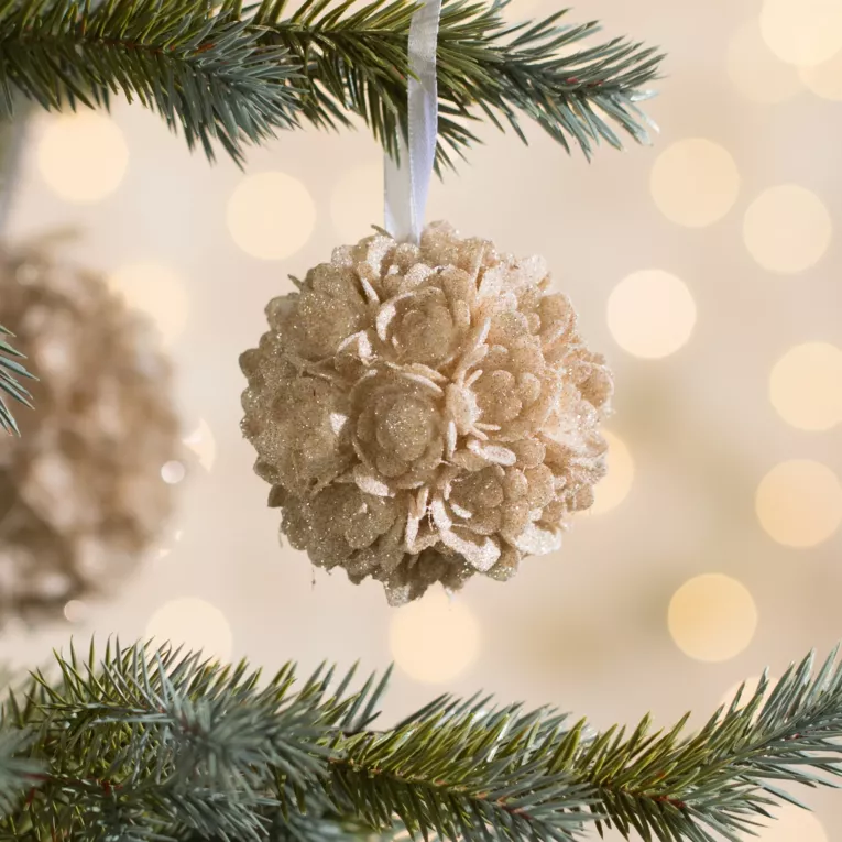 Bombka choinkowa zdobiona lśniącymi kwiatami