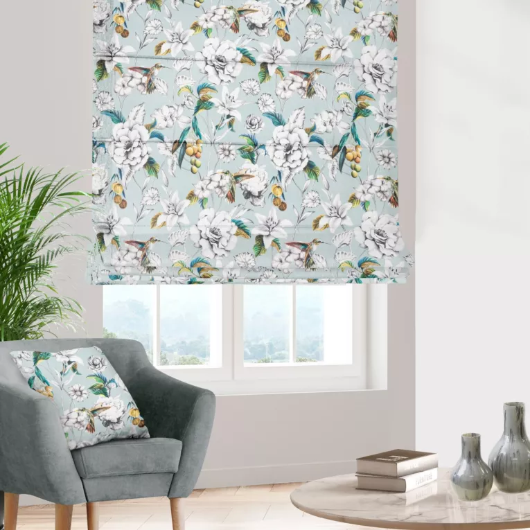 Roleta rzymska miętowo grafitowa z tkaniny o naturalnym splocie z nadrukowanym kwiatowym wzorem