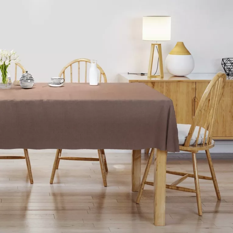 Obrus szyty brązowy z miękkiej, matowej tkaniny w drobny geometryczny wzór