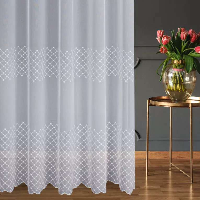 Firana szyta na taśmie 5 cm biała z tkaniny typu ADEN z efektem deszczyku, zdobiona geometrycznym haftem