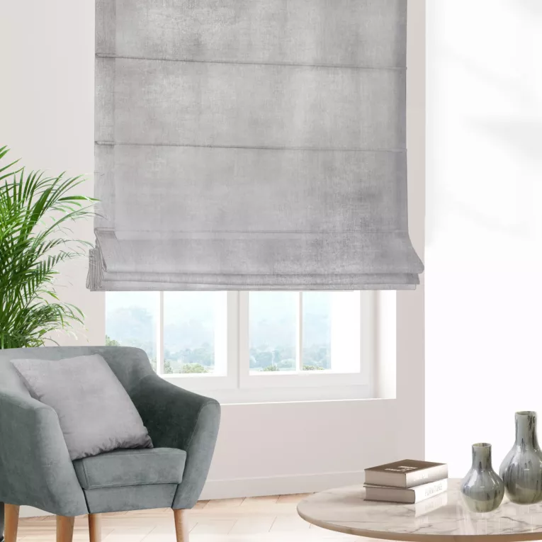 Roleta rzymska ELITE srebrna miękka, welwetowa, typu BLACKOUT 100% zaciemniająca, z połyskującym nadrukiem, o gramaturze 400g/m2