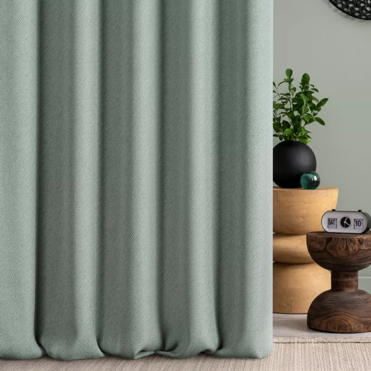 Zasłona szyta na flexach miętowa z tkaniny z jodełkowym wzorem geometrycznym