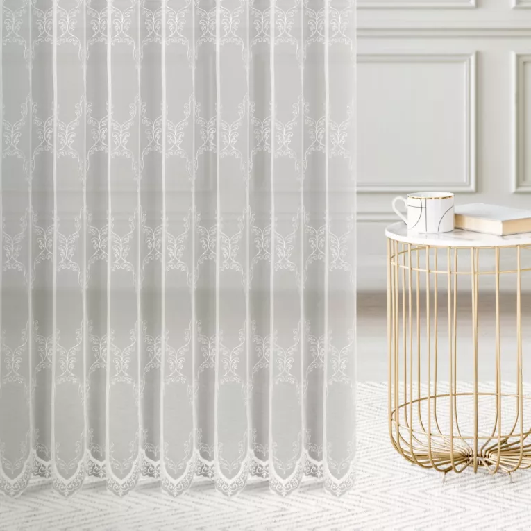 Firana szyta na taśmie 5 cm kremowa z delikatnej matowej tkaniny PERU ozdobionej haftem po całości tkaniny