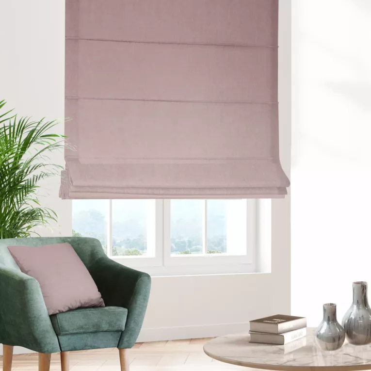 Roleta rzymska ciemnoróżowa z miękkiej tkaniny o welurowej strukturze