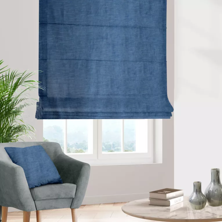 Roleta rzymska SAFARI 1 niebieska z miękkiej welwetowej tkaniny z połyskiem i poziomym prążkiem