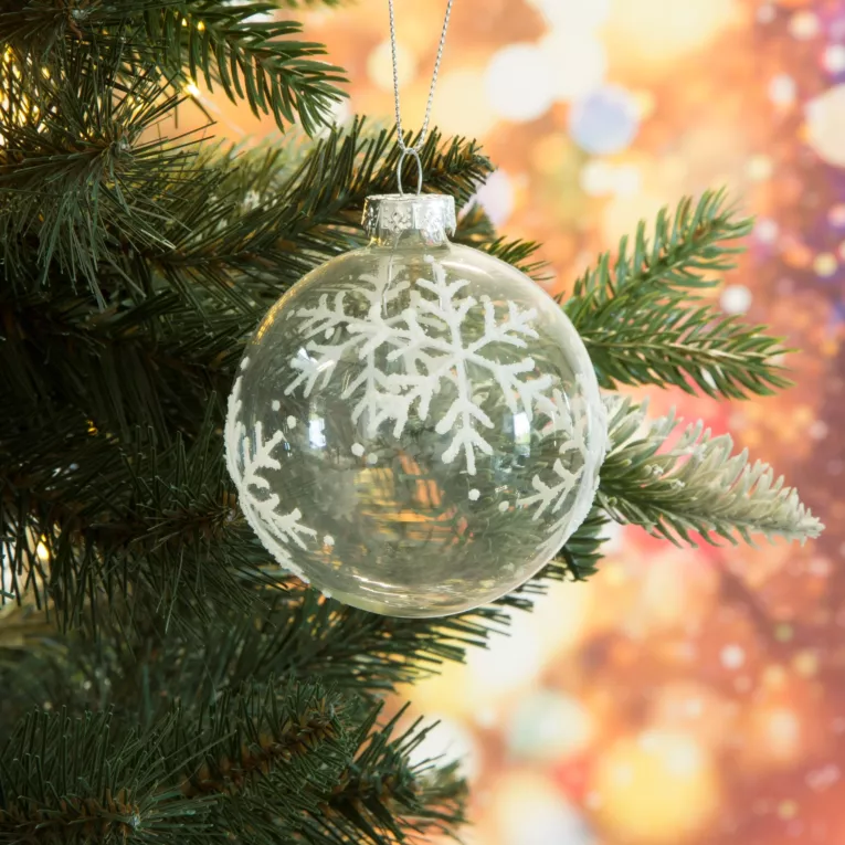 Bombka z transparentnego tęczowego szkła zdobiona śnieżynkami z brokatu