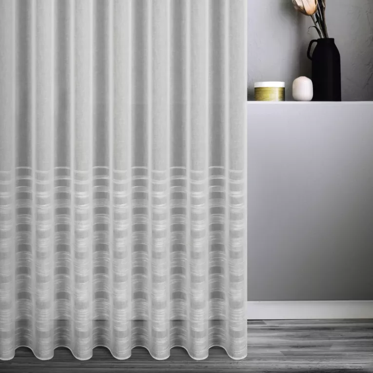 Firana szyta na taśmie 5 cm naturalno kremowa zdobiona poziomymi pasami o naturalnym splocie