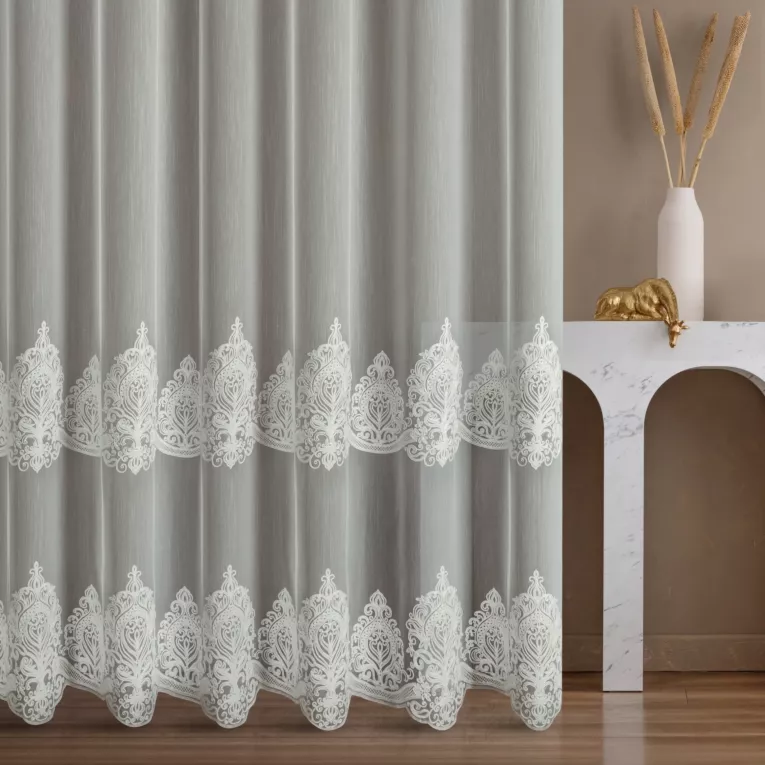 Firana szyta na taśmie 5 cm kremowa z tkaniny typu aden z efektem delikatnego deszczyku, zdobionej haftem łańcuszkowym we wzór ornamentowy